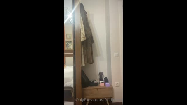 Afrodit Zena: Ayna Önünde Dantel Tangayla Popo Sallıyor | HD İzle
