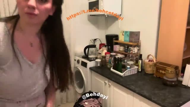 Aleyna Karakas İfşa — Pembe Şortla Balkonda Domalıp Sallıyor