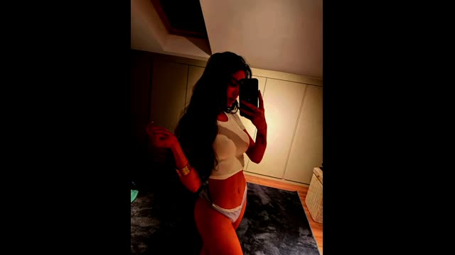 Ece Ronay: Beyaz Tanga Crop Top Selfie Odada | HD İzle